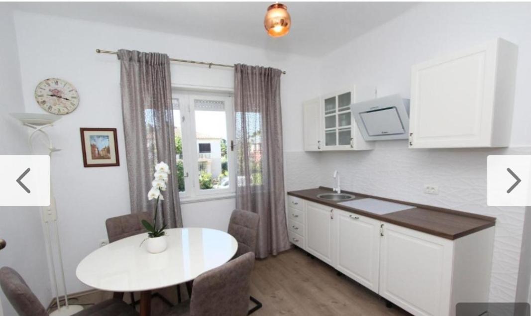 Kika Apartment Ровин Екстериор снимка