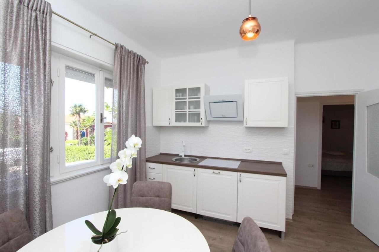 Kika Apartment Ровин Екстериор снимка