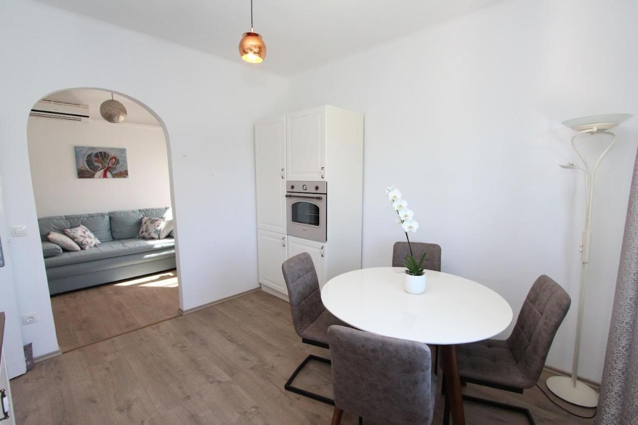 Kika Apartment Ровин Екстериор снимка